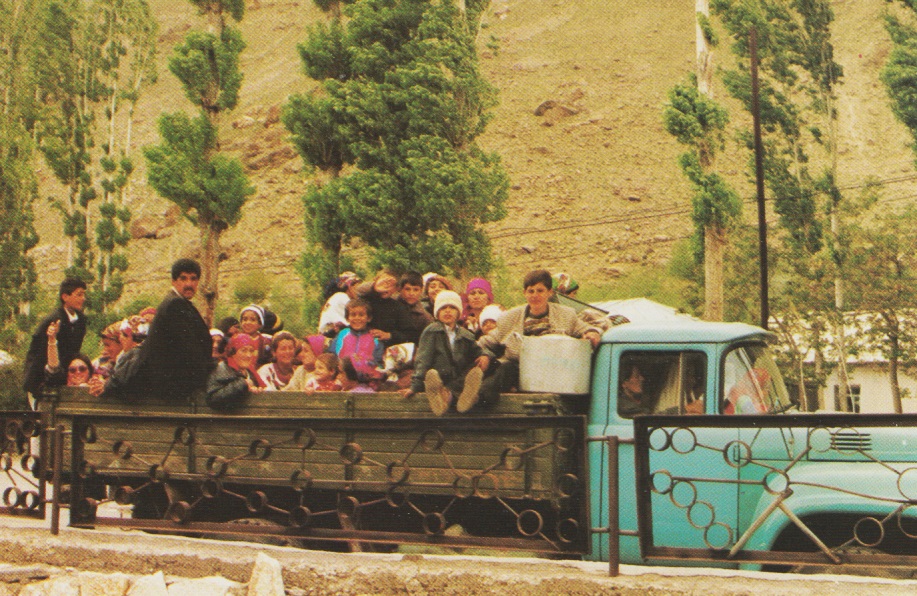 19950522-31_Aga Khan Visit to Central Asia With Murids Arriving in Lorries The Ismaili Special Issue