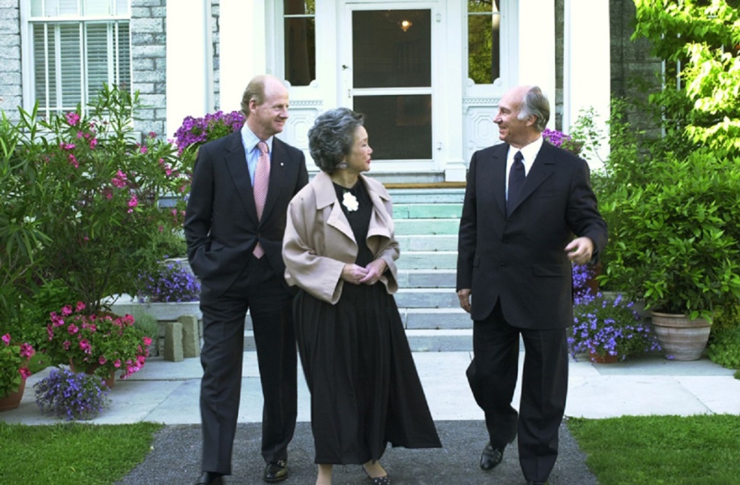 Their Excellencies Governor General Adrienne Clarkson and Mr. John Ralston Saul with His Highness the Aga Khan at Rideau Hall, Ottawa. AKDN/Zahur Ramji