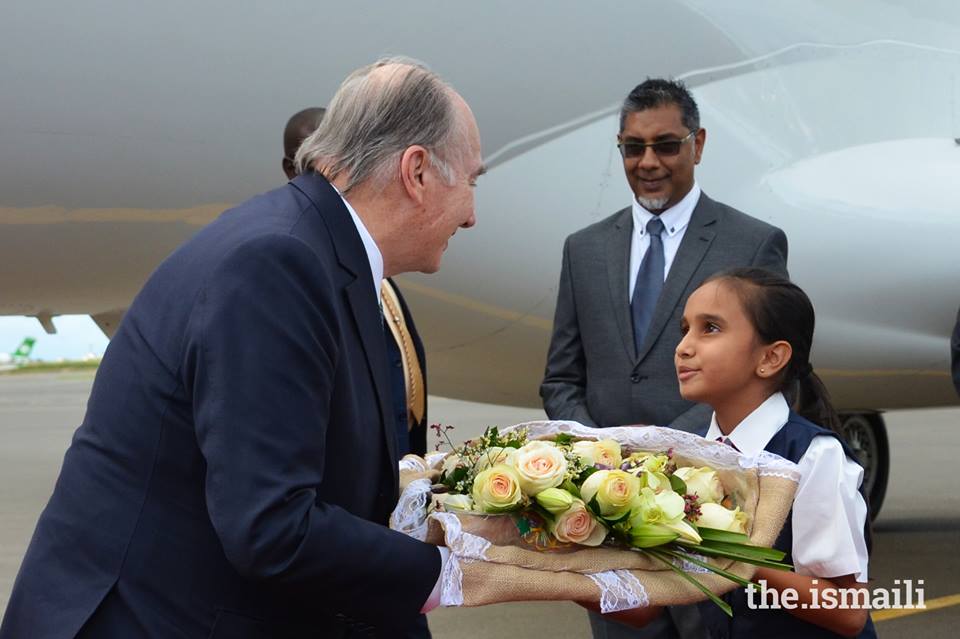 Aga Khan presented with bouquet upon Diamond Jubilee visit arrival in Nairobi