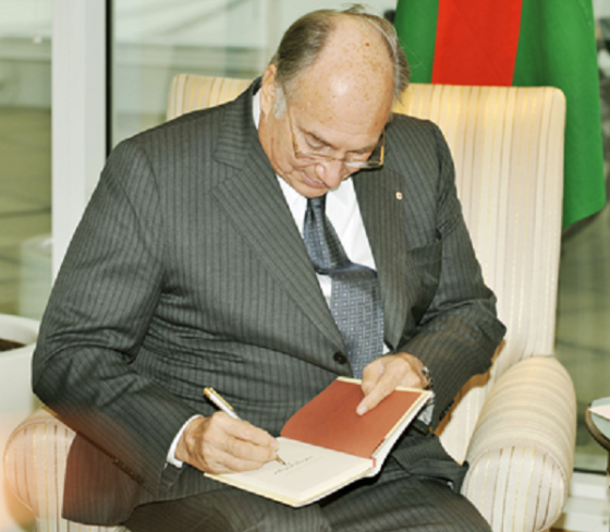  His Highness the Aga Khan seen signing his book "Where Hope Takes Root" for the former Premier of British Columbia Gordon Campbell,