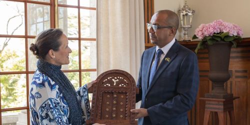 Princess Zahra Aga Khan receives a gift from Zanzibar's tourism and heritage minister Simai Mohammed Said in Lisbon, Portugal. Photograph: The Citizen. 