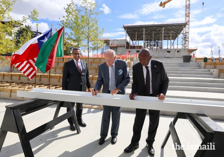 Prince Amyn Aga Khan and Houston Mayor Turner at Topping Out Ceremony of Ismalil Cemter Hpuston