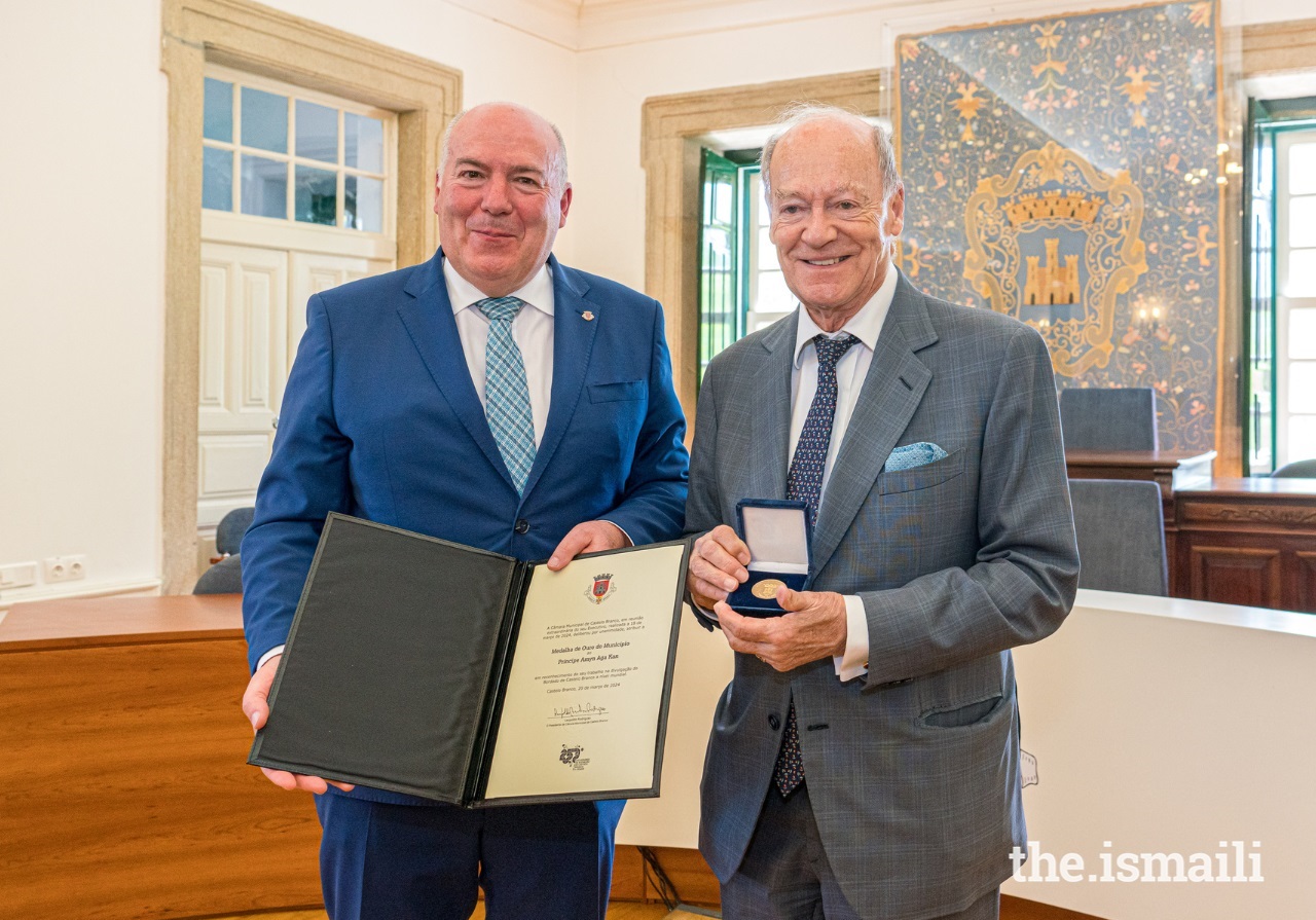 Castelo Branco’s Mayor bestows upon Prince Amyn Aga Khan the city’s gold medal. The gold medal is the city’s highest distinction and has been awarded to distinguished recipients since 1985. Photograph: AKDN.